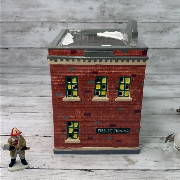 Dept 56 FIREHOUSE Snow Christmas Village vintage 1987 with Lefton Firefighter - Picture 5 of 7